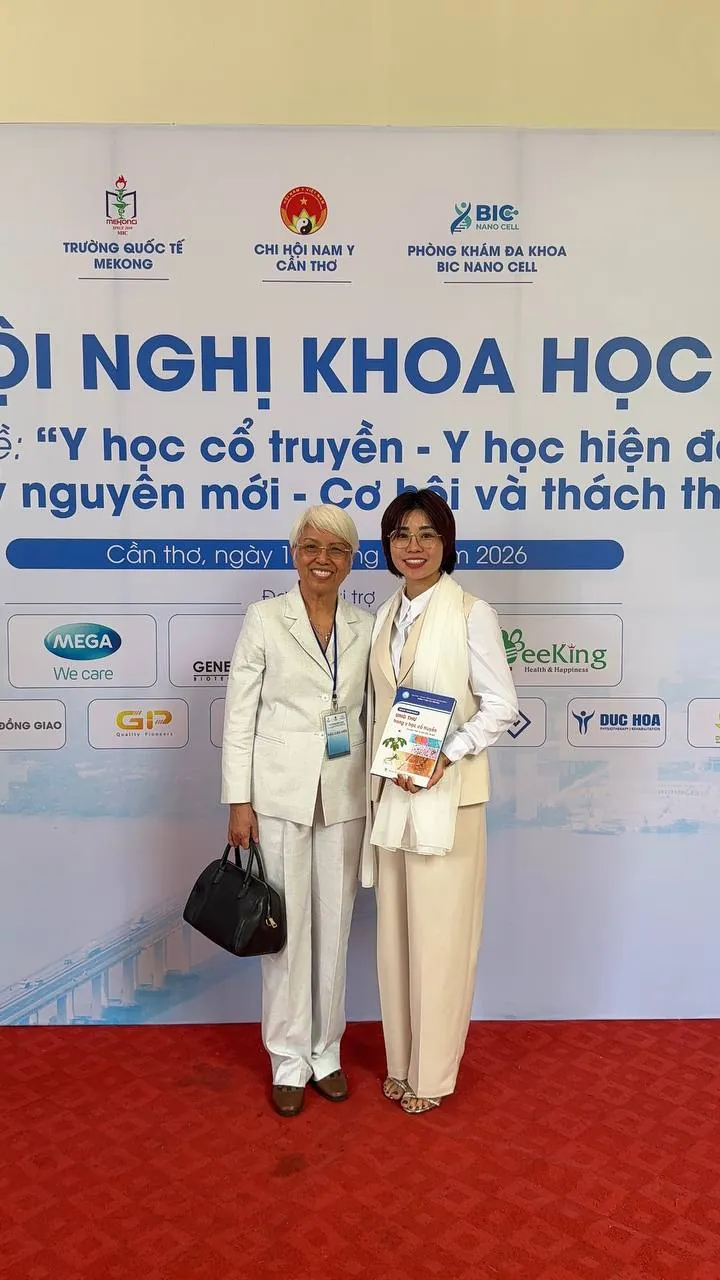 Chụp ảnh tại phông Hội nghị khoa học Y học cổ truyền – Y học hiện đại