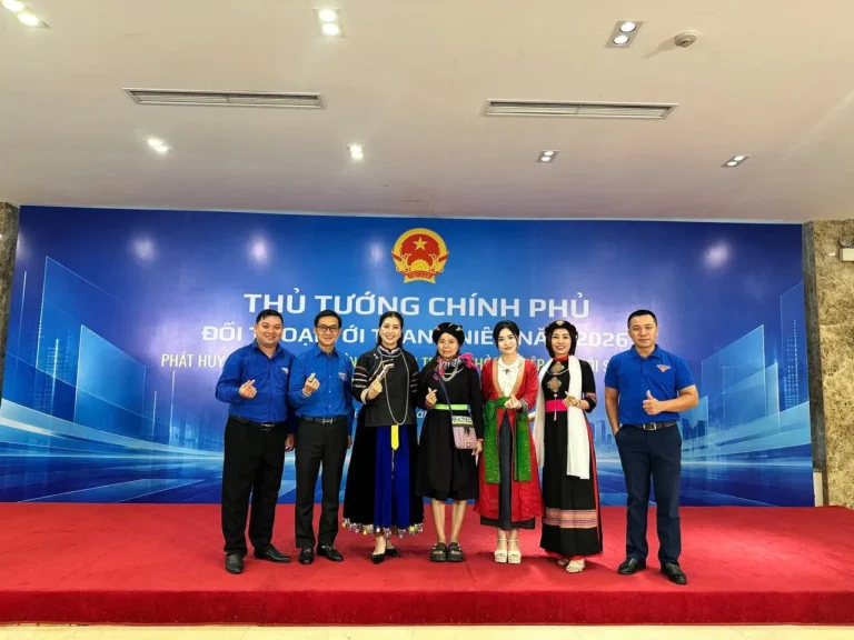 Chụp ảnh tại chương trình Thủ tướng Chính phủ đối thoại với thanh niên