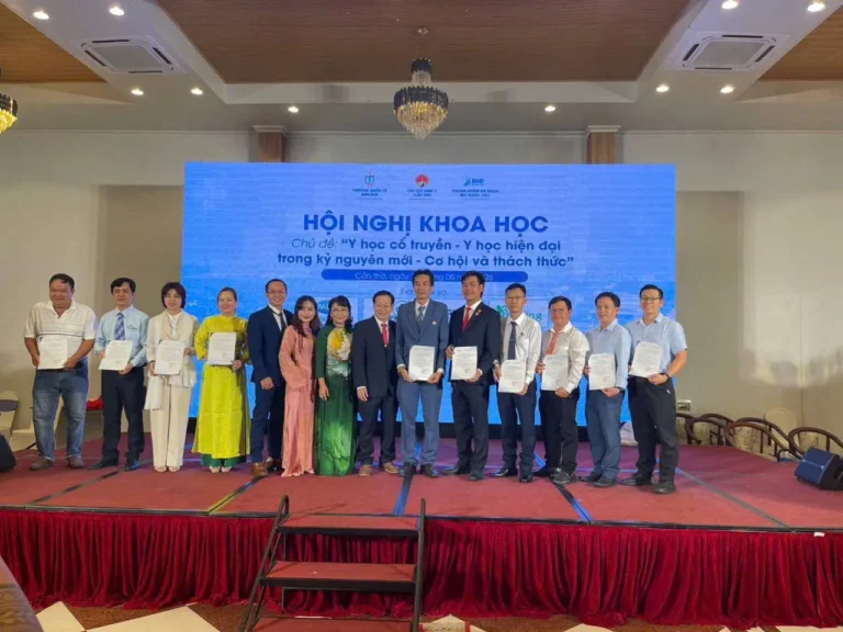 Chụp ảnh lưu niệm tại Hội nghị khoa học Y học cổ truyền – Y học hiện đại trong kỷ nguyên mới